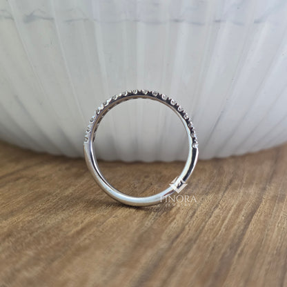 Round Cut Moissanite Twist Band