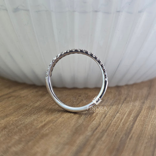 Round Cut Moissanite Twist Band