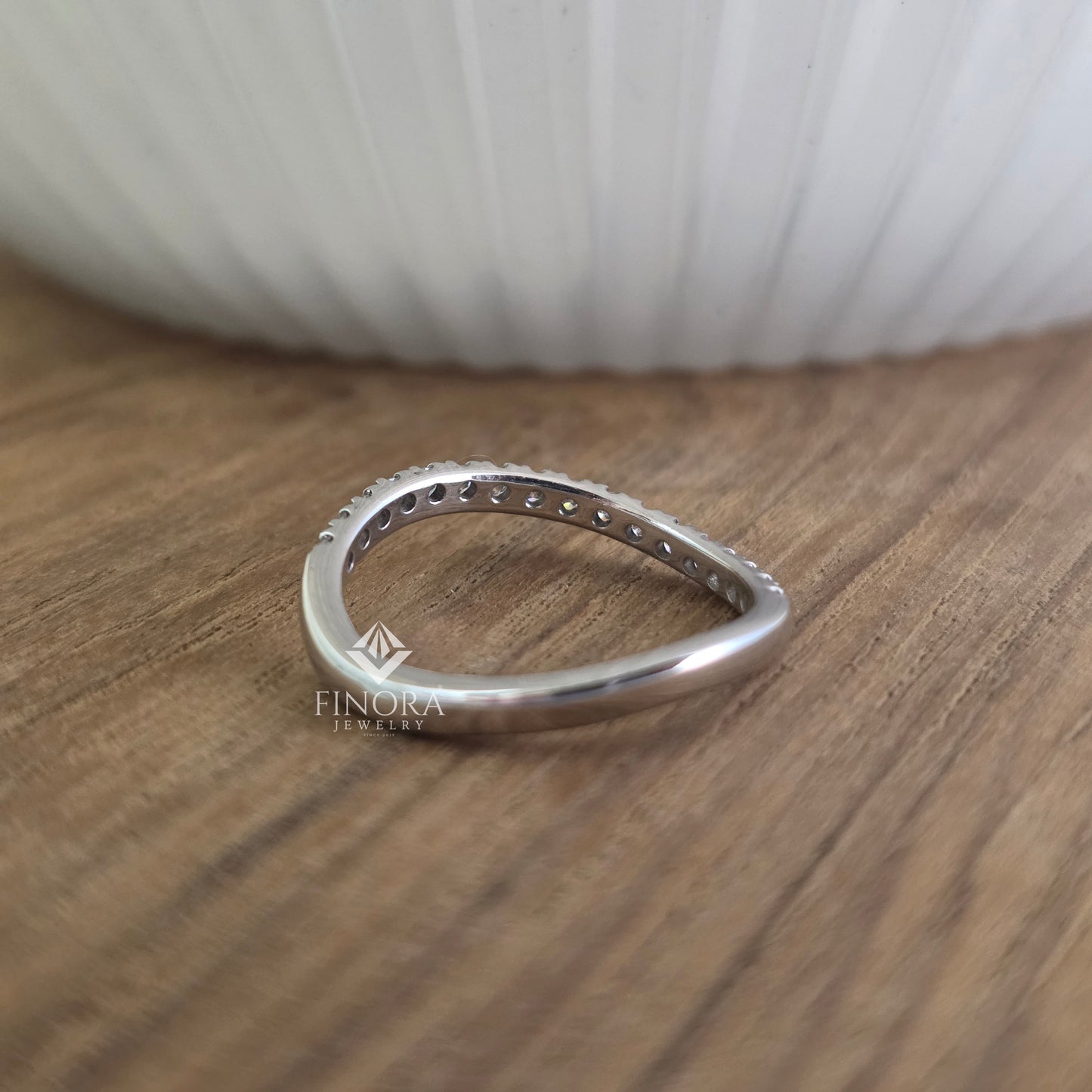 round cut moissanite twist band