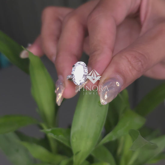 Oval Cut Moissanite Engagement Ring