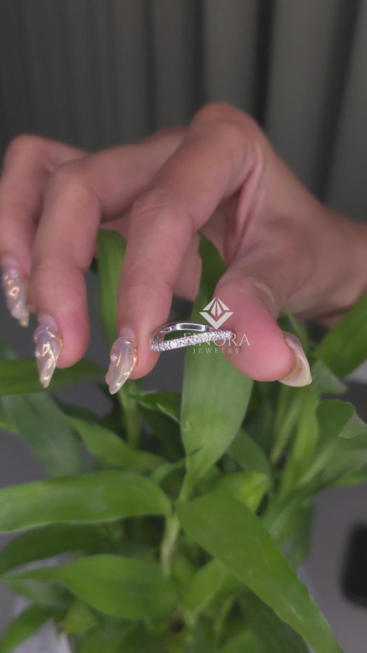 Round Cut Moissanite Twist Band